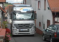 LKW in einer engen Gasse