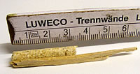 Holzspan 6 cm lang und Pellet ca 3 cm lang