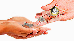 Zwei Hände, Geldmünzen wechseln von einer Hand in die Andere