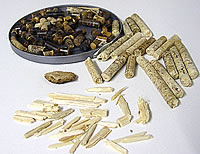 Ein Teller zeigt verkohlte Pellets davor liegen Holzsp&auml;ne und zu Lange Pellets
